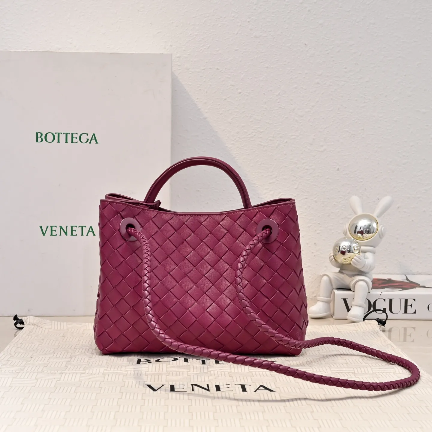 Batch 1860 B's 2023 spring and summer new style continues the brand's woven pattern style with detailed metal knot switch buckles. This time, the shoulder straps are also made into tube weaves, showing different craftsmanship. The carrying method is versatile to create more different styles. Intrecciato woven leather small handbag, equipped with sliding crossbody strap. Internal compartments, including 1 zipper pocket and 2 open pockets. Magnetic buckle closure. Size: 25*20*10cm Model: 7463#